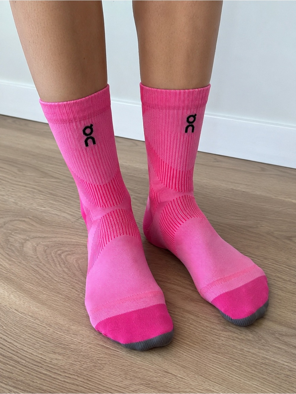 On Running Women Athletic Crew Socks in Bright Pink Toe 9.5-11 NWT